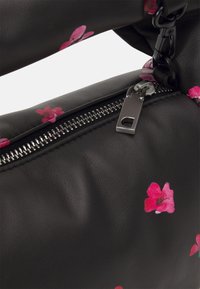 Borsa a tracolla in pelle nera con motivi floreali rosa, zip argentata con tirante rettangolare e finitura testurizzata sul tessuto.
