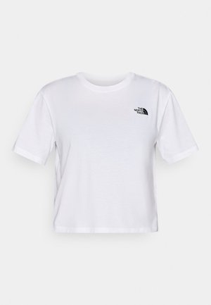 Bela bombažna majica z okroglim izrezom, kratkimi rokavi in črnim logotipom na levi strani prsnega koša. Ima kratko zasnovo in čiste linije.