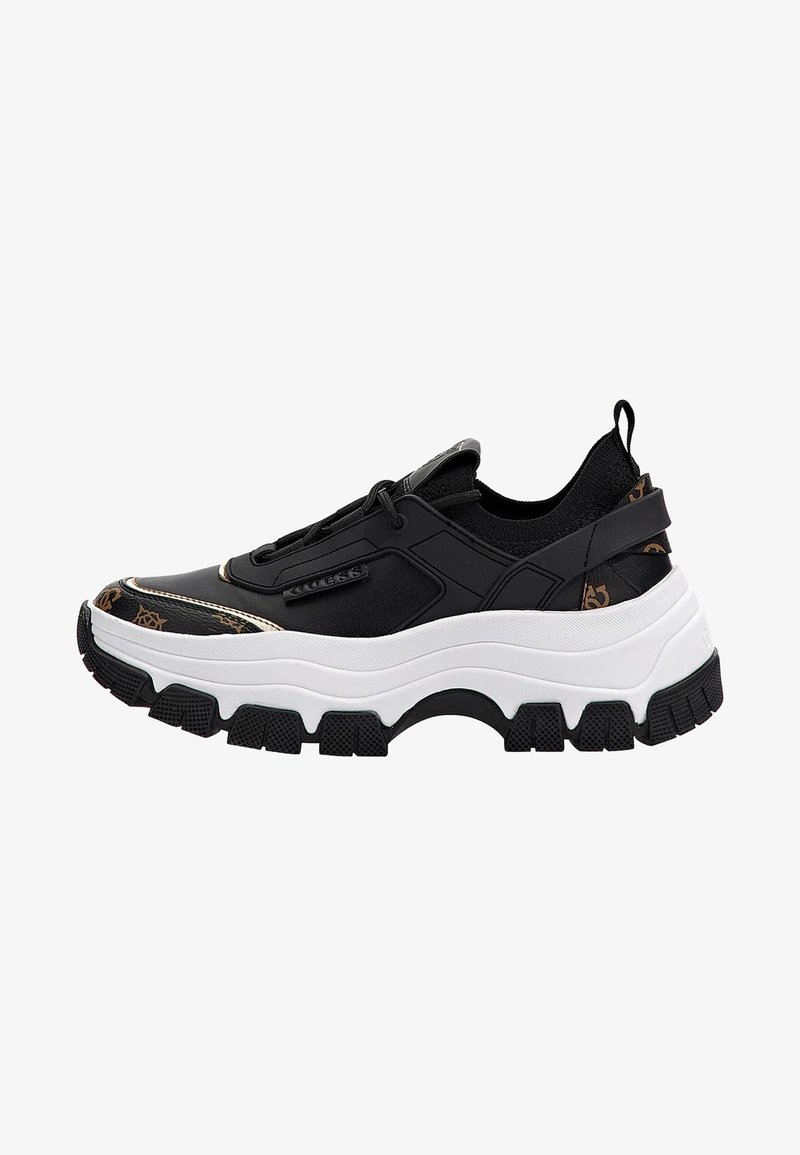 Sort sneaker med en kraftig hvid sål, teksturerede materialer, elastiske snørebånd og subtile logo detaljer. Har et elegant, moderne design.