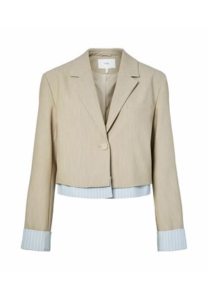 Blazer corto beige con un solo botón, solapas con muesca, bolsillo en el pecho y detalle de puños y dobladillo a rayas azules.