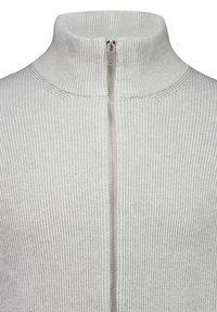 Maglione grigio a collo alto con zip a metà, caratterizzato da un motivo a maglia testurizzata e un colletto ben definito.