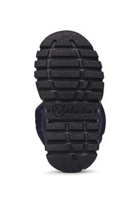Svart gummisula med djupt mönster och texturerad yta. Har logotryck och rundade kanter, designad för grepp och hållbarhet.