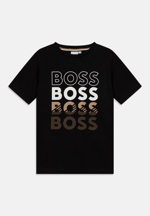 Camiseta negra de manga corta con la palabra "BOSS" impresa cuatro veces en blanco y marrón, utilizando diferentes fuentes y estilos.