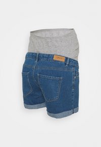 Bermudas de ganga com um cós cinza, apresentando um desbotado azul clássico, bainhas dobradas, dois bolsos traseiros e uma etiqueta de couro com marca.