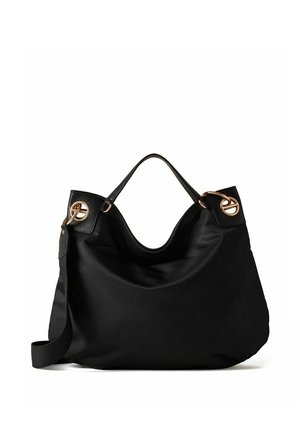 Borsa tote in tessuto nero morbido con manici corti in pelle e anelli metallici circolari dorati che uniscono i manici alla borsa.