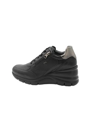 Sneaker in pelle nera con tacco a cuneo, chiusura con zip e lacci. Presenta un accento grigio sul tallone e un superiore testurizzato per una maggiore aderenza.