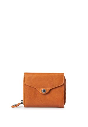 Kompakte Geldbörse aus braunem Leder mit vorderer Klappe und Druckknopf, Reißverschlussfach und kleinem, rundem Reißverschlussanhänger an der Seite.