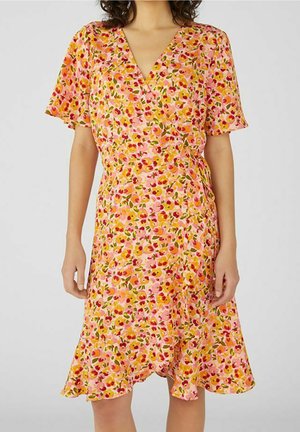 Blommig omlottklänning i rosa och orange nyanser. Korta ärmar, V-ringning och en utsvängd kjol med ett mjukt, lätt material.