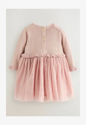 Világos rózsaszín ruha kötött felső résszel és tüll szoknyával, csillámos akcentusokkal. A hátsó záródás szív alakú gombokkal készült. Ráncolt derék rész.