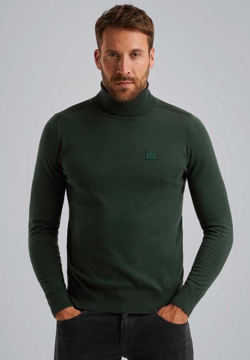 Grüner Rollkragenpullover aus weichem Strick mit schlanker Passform. Verfügt über ein kleines rechteckiges Logo auf der Brust sowie gerippte Bündchen und Kragen.