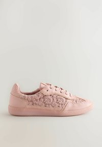 Baskets roses en matériau synthétique avec des accents en dentelle florale, des panneaux latéraux texturés et un bout arrondi avec une semelle en caoutchouc.