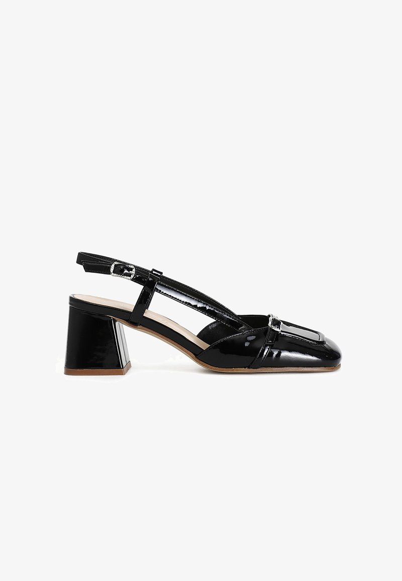 Lesklá černá patentní kožená sandálová bota se čtveratou špičkou, nízkým blokovým podpatkem, ankletovým páskem s metalickou sponou a hladkým povrchem.