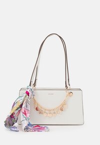 Borsa bianca con dettagli in catena dorata e charm decorativi, dotata di doppi manici marroni. Accompagnata da una sciarpa in seta con motivo floreale.