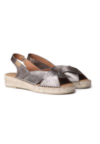 Metalliska silver espadrillosandaler med tvärgående remmar, sula av juteväv och en slingback-stil för bekväm användning.
