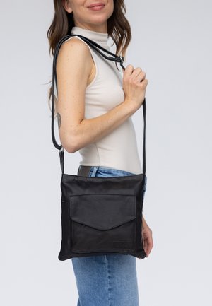 Gusti Leder, TASCHEN | UMHÄNGETASCHEN RIKKE UNISEX - Umhängetasche - schwarz