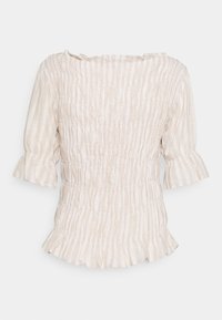 Top beige chiaro con righe bianche verticali. Caratterizzato da una texture smock, scollo off-shoulder e maniche corte a campana con orlo arricciato.