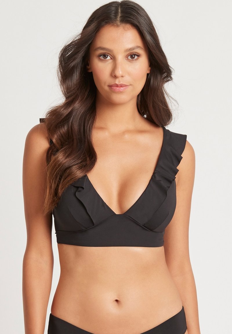 Zwart bikini-top met gerimpelde accenten, diepe V-halsontwerp, gemaakt van soepel materiaal; voorzien van brede schouderbanden en een aangesloten pasvorm.