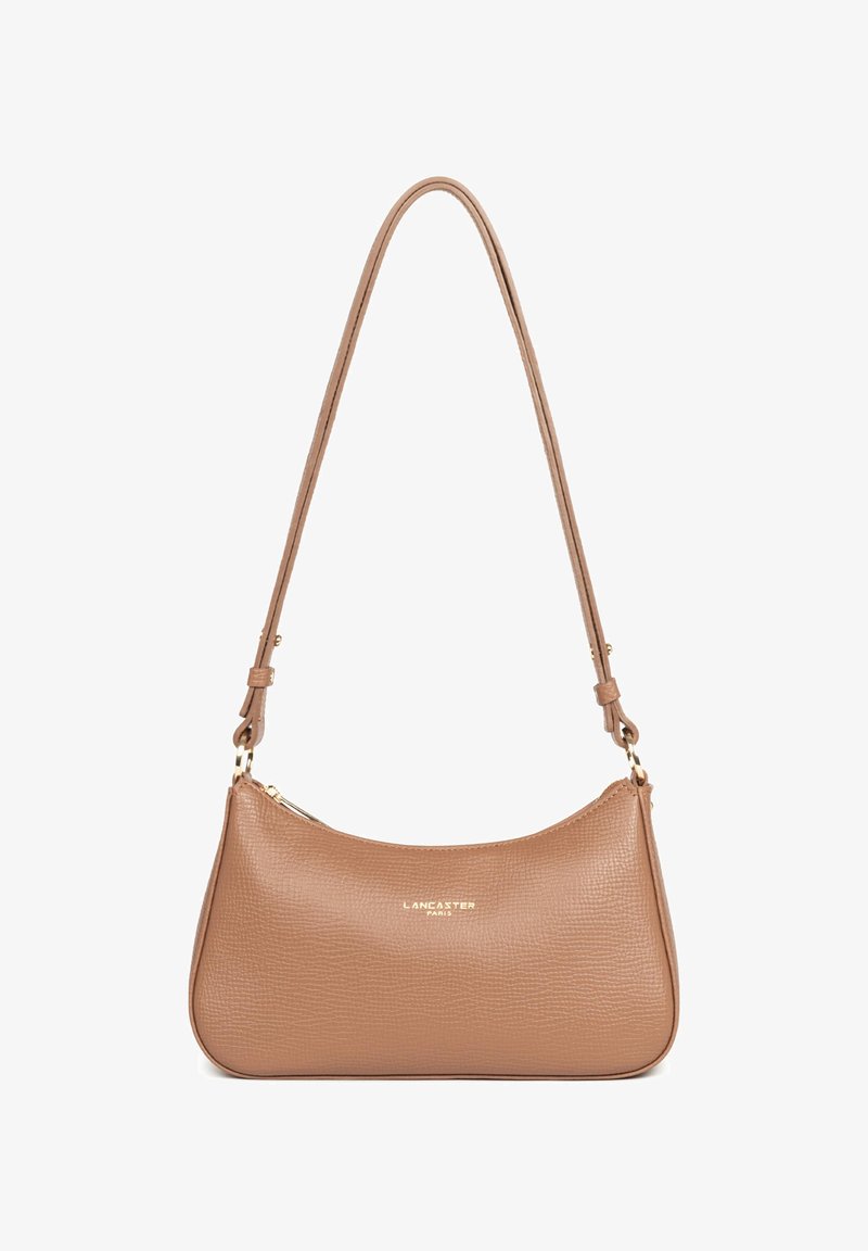Petit sac bandoulière rectangulaire en cuir beige avec sangle réglable et logo Lancaster Paris doré à l'avant.