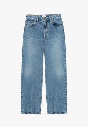 Lichtblauwe denim jeans met rechte pijpen, voor- en achterzakken, riemlussen en knoopsluiting in de taille.