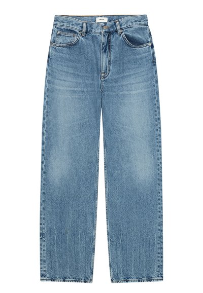 Jean en denim bleu clair à jambes droites avec poches avant et arrière, passants pour ceinture et fermeture bouton à la taille.