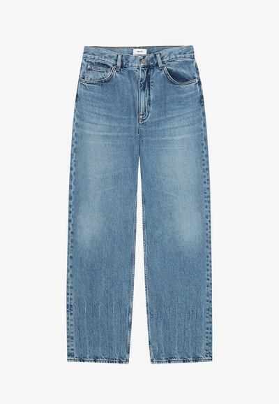 Jean en denim bleu clair à jambes droites avec poches avant et arrière, passants pour ceinture et fermeture bouton à la taille.
