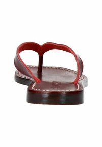 Bruine leren teenslippers met rode banden, voorzien van een hartvormig ontwerp. Glad voetbed met stikseldetails en een platte zool.