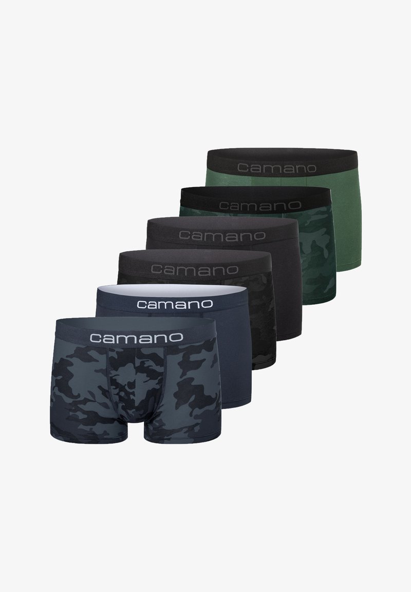 Sei paia di mutande da uomo in diverse colorazioni: camouflage scuro, blu navy, nero, grigio scuro, verde e nero unito. Tutte presentano un elastico nero con la scritta "camano."