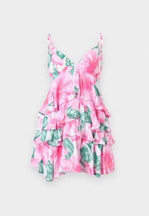 Abito floreale con scollatura a V, motivo a fiori oversize rosa e verde, balze a strati e una texture di tessuto leggero.