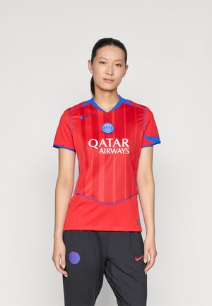 Rød fotballdrakt med blå accenter og striper, med v-hals, sponsorlogo "QATAR AIRWAYS" og klubbemblem. Kombinert med sorte bukser.