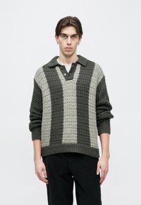 Sötétszürke és világosszürke színű kötött pulóver texturált mintával, gallérral, gombolós patttal, valamint bordázott mandzsettával és szegéllyel.