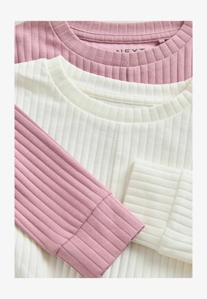 Drie geribde longsleeve tops: één in lichtroze, twee in het wit. De stof is textuurrijk met een subtiele rek. Ronde halslijnen en mouwen.