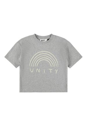 T-shirt gris à manches courtes avec un arc-en-ciel blanc brodé et le mot « UNITY » centré sur le devant.
