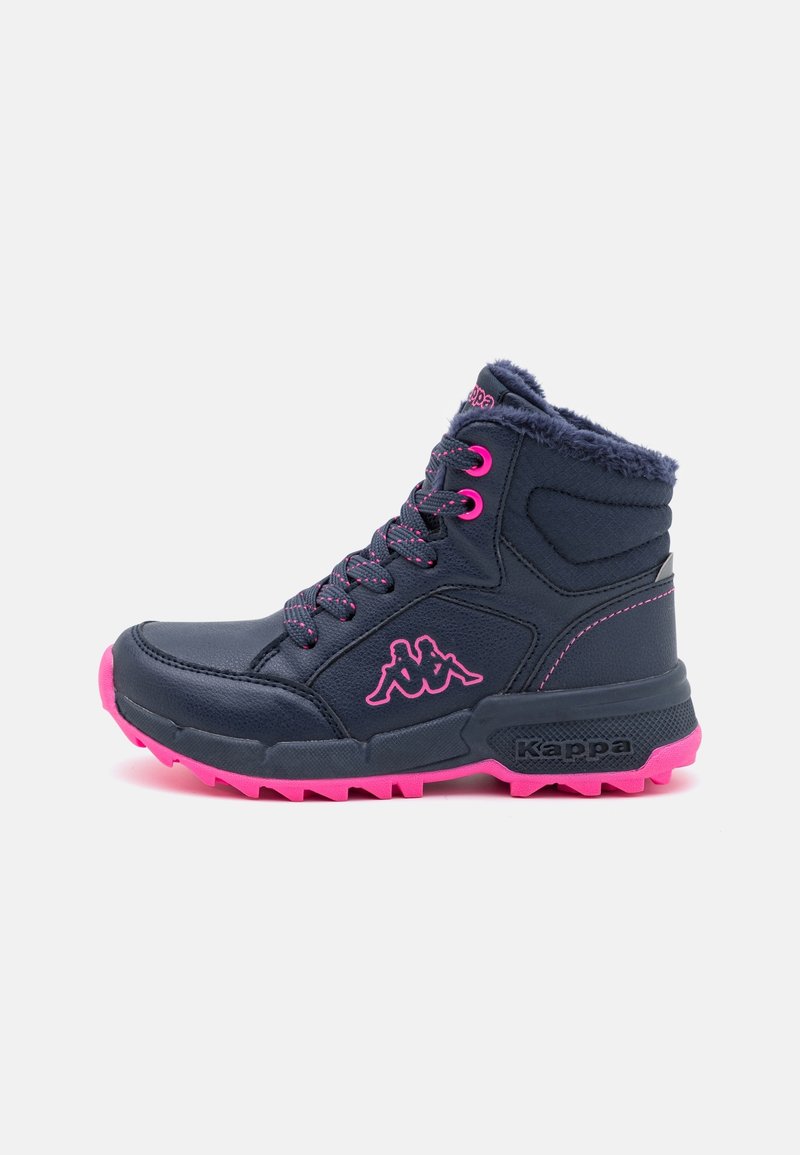 Stivali alla caviglia sintetici blu navy con dettagli rosa, foderati in pelliccia e con una superficie testurizzata. Presentano lacci rosa e una suola robusta per una migliore aderenza.