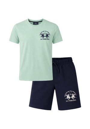 T-shirt verde chiaro a maniche corte e pantaloncini blu navy con coulisse con il logo del giocatore di polo La Martina su entrambi i capi.