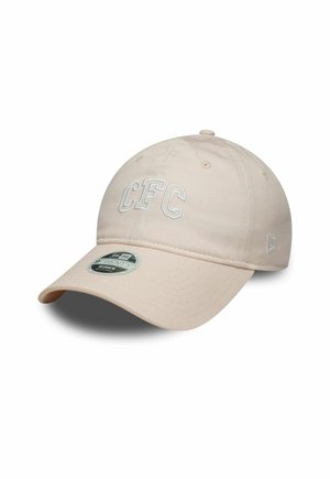 Hellbeige Baseballkappe mit gebogenem Schirm, weißen, aufgestickten Buchstaben "CFC" auf der Vorderseite und einem kleinen Logo an der Seite.
