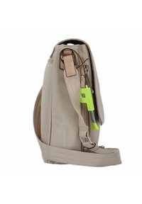 Beige Stoff Umhängetasche mit strukturiertem Oberflächen, verstellbarem Riemen und grünen Akzenten aus Metall, ausgestattet mit einem Rei�ßverschluss und einem Schlüsselanhänger.