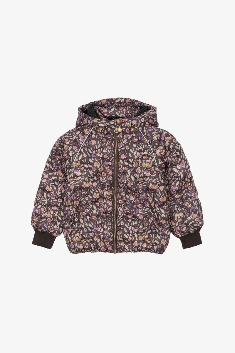 Prenosna bomberska jakna v rjavi z rožnatimi in sivkastimi cvetličnimi vzorci. Ima kapuco, sprednji zadrgo in rebraste manšete.