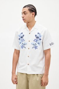 Cămașă albă cu mânecă scurtă, decorată cu broderie florală albastră, nasturi din lemn și literele "B.D.D." brodate pe mânecă.
