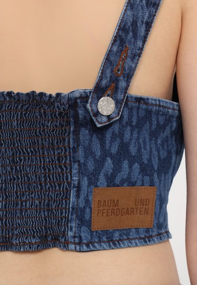 Τζιν crop top με σχέδιο λεοπάρ, πίσω με ραμμένα στοιχεία, ρυθμιζόμενους ιμάντες και δερμάτινο λογότυπο με καφέ κείμενο.