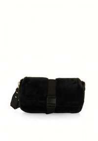 Čierna kabelka z umelého kožušiny s obdĺžnikovým tvarom, s klopovým zatváraním, látkovým remienkom a zlatými kovovými detailmi. Jemná textúra na celom povrchu.