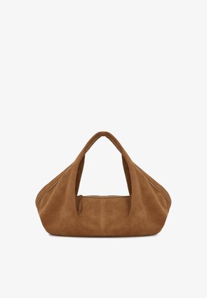 Bruine suède handtas met een brede basis, zachte structuur, korte handvatten en een bovenste ritssluiting.