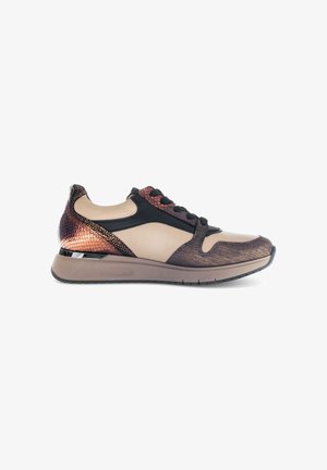 Sportschuhe, die eine Kombination aus glattem Beige und strukturiertem Metallic-Bronze-Schlangenprint-Material, schwarzen Akzenten und einer Gummisohle bieten.