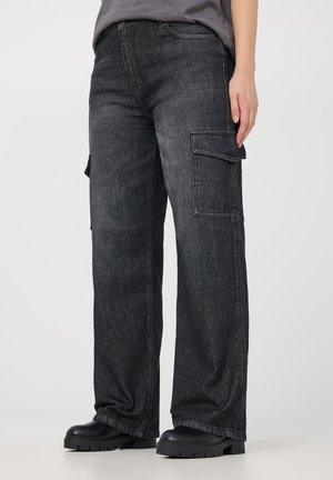 Pantaloni cargo neri con vestibilità ampia, realizzati in denim. Presentano due tasche laterali, cuciture visibili e una finitura leggermente sbiadita.