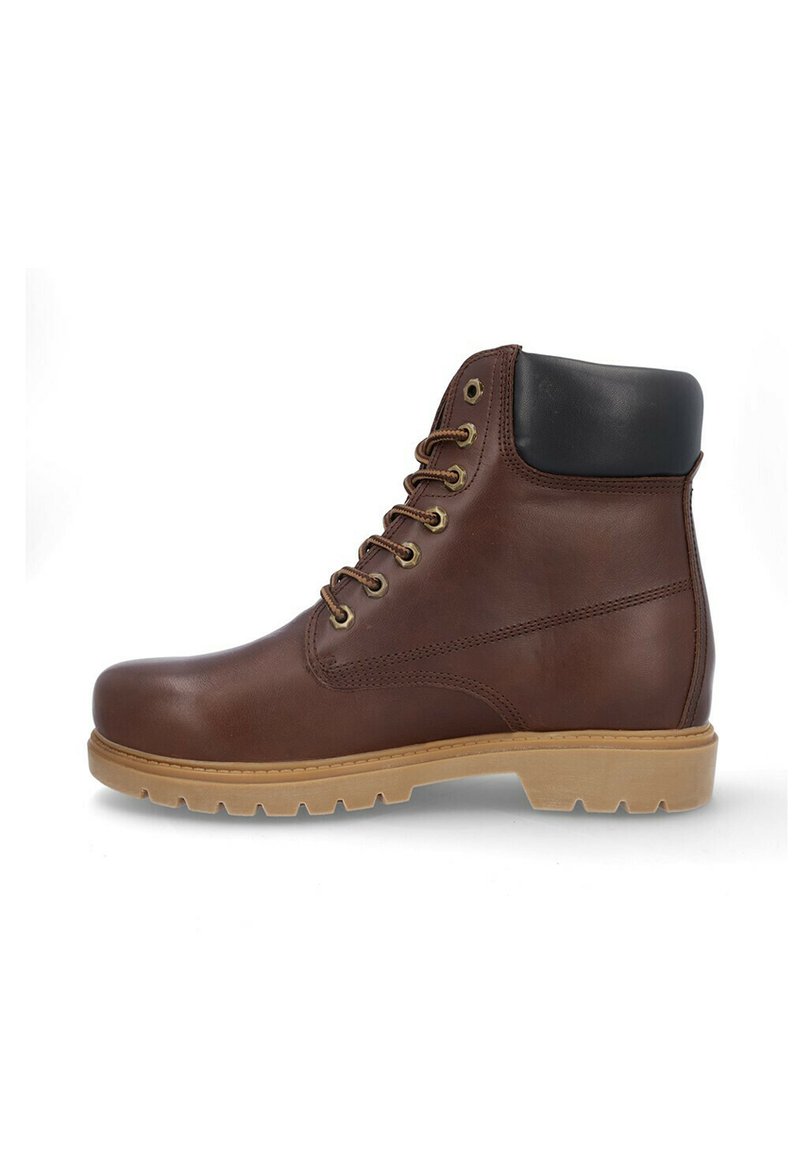 Bota de cuero marrón hasta el tobillo con cuello acolchado negro, suela de goma color tan con tacos y ojales de latón con cordones marrones a juego, vista de perfil.