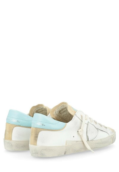 Sneaker in pelle bianca con accenti blu chiaro e beige, dotate di una linguetta texture e logo laterale. Suole in gomma consumate e design con lacci.