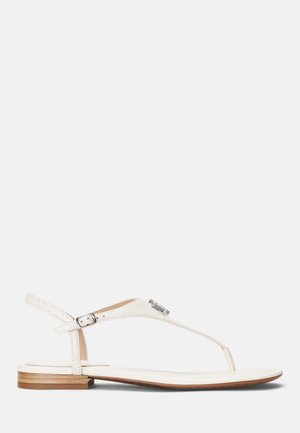 Witte leren sandaal met een t-band ontwerp, verstelbare enkelband, metallic accent en een platte houten zool. Gelaagde details op de banden.