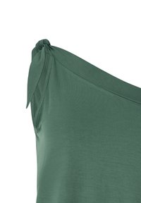 Top de tela verde y suave con un diseño off-shoulder. Presenta un detalle de nudo en el hombro izquierdo y una textura lisa.