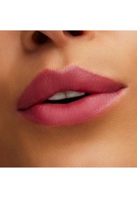 MAC LUSTREGLASS LIPSTICK - Huulipuna - good for my ego