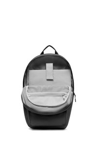 Svart och grå ryggsäck med rundad form, justerbara remmar, framficka i nät och ett handtag upptill. Tillverkad av hållbart tyg.