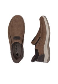 Scarpe slip-on marroni con tomaia in pelle liscia, contrasti scuri e suola in gomma flessibile. Dettagli di cucitura lungo i bordi.